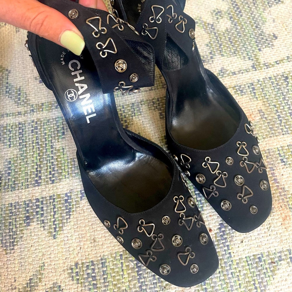 STUNNING CHANEL HEELS. Show stopper! Size 7 1/2.